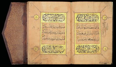 コーランジュズXXVII、マムルーク（紙にインクと金箔、茶色のモロッコレザー） 作： Arabic School