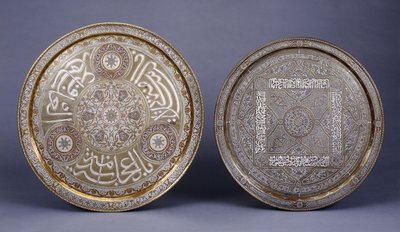 19世紀後半、唐草と碑文で飾られた2つの金、銅、銀の象眼細工の真鍮製円形トレイ 作： Arabic School