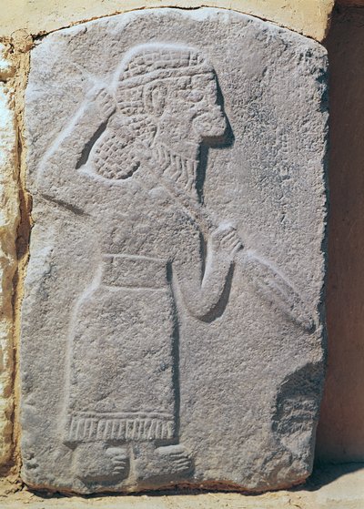 カパラの宮殿、グザマの王、シリアのテルハラフ（石灰岩）の兵士を描いたオルソスタット 作： Aramaean