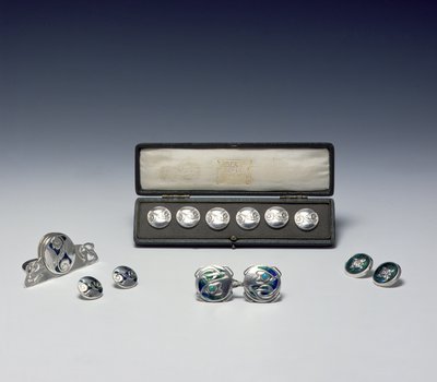 リバティシルバーワークのセレクション、1901-07年頃（シルバー） 作： Archibald Knox