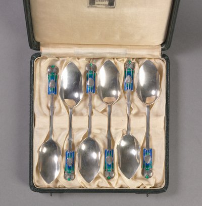 オリジナルボックスの6つのスプーンのセット、製造元Liberty and Company、c.1895-1910 作： Archibald Knox