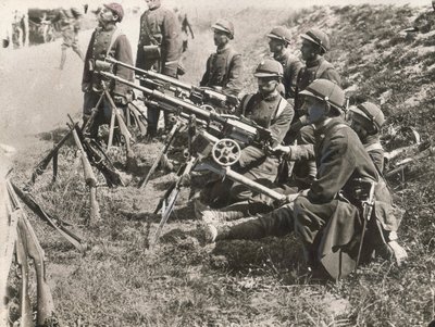 第一次世界大戦中、機関銃を装備したフランスのドラゴーン（モノクロ写真 作： Argus Photographic Agency
