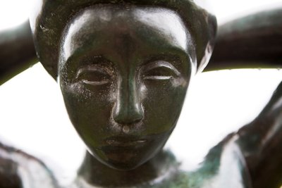 髪を整える水夫、細部、1930年（ブロンズ） 作： Aristide Maillol