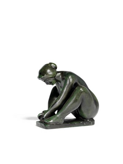 片足を持ってしゃがむ女の子 作： Aristide Maillol