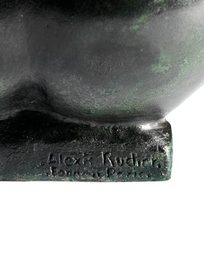 片足を持ってしゃがむ女の子 作： Aristide Maillol