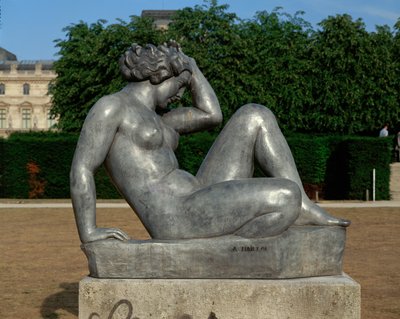 ヌードで座るブロンズ 作： Aristide Maillol