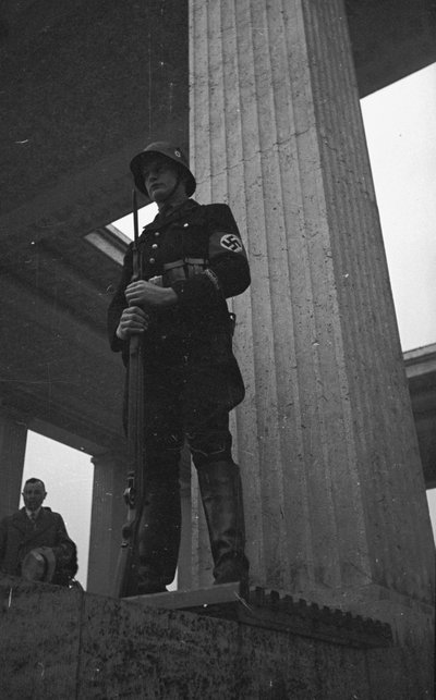 戦死した兵士のための記念碑を守る兵士（モナコ 作： Armando Bruni