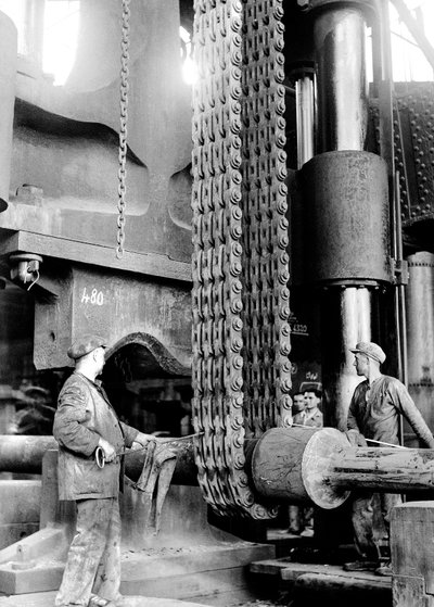 イタリア、テルニ、ネラモントリオのテルニ金属工場で働く人々、1935年頃（アセテートフィルム） 作： Armando Bruni