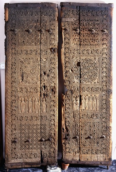 1312年に6人の使徒と聖人とキリストを描いた、彫刻が施されたアルメニアのクルミの扉 作： Armenian School