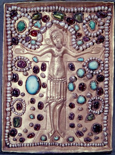 十字架にかけられたキリストを描いた聖書の聖遺物カバー（銀色の金箔に真珠と貴石をあしらったもの） 作： Armenian School