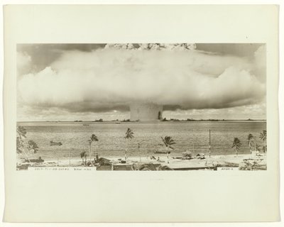 クロスロード作戦時の原爆実験 南太平洋のビキニ環礁でのクロスロード作戦中の「ベイカーテスト」と呼ばれる核実験 ビキニ環礁（オブジェクトのタイトル） 作： Army Navy Task Force One