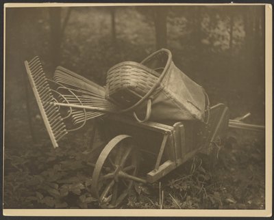 [道具を積んだ手押し車］ 作： Arnold Genthe