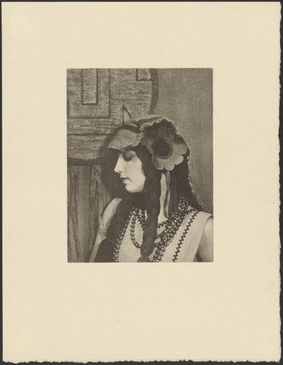 [大きな花を髪につけたボヘミアン衣装の女性]。 作： Arthur F. Kales