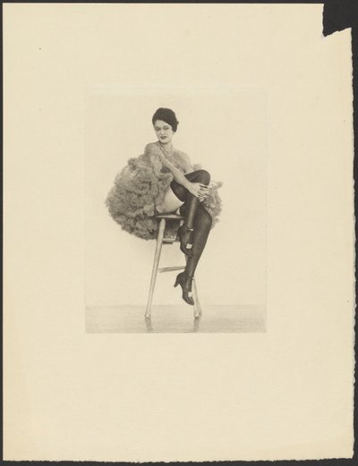 [スツールに座る缶バッチ姿の女性】。］ 作： Arthur F. Kales