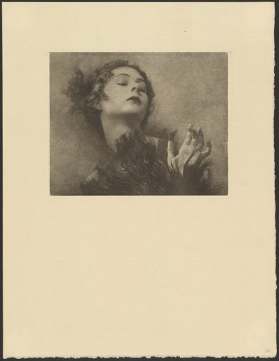[孔雀の羽の扇子を持つ女]。 作： Arthur F. Kales