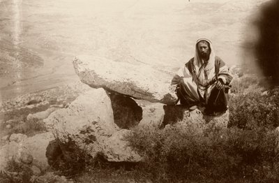 ドルメンと人間、ヘスバンの西（ヘシュバン）、1881 作： Arthur M. Mantell