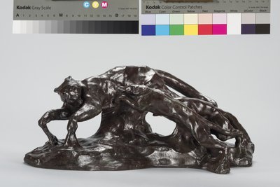プーマを捕まえる犬 作： Arthur Putnam