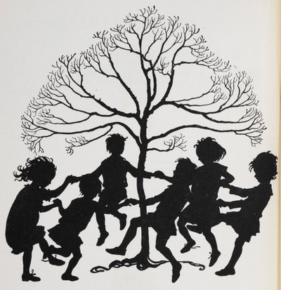 木の周りで踊る子供たちのシルエット。 作： Arthur Rackham