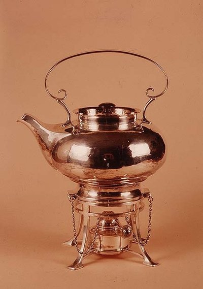 やかんとスピリットバーナー、バーミンガム手工芸組合、1905-10年製（銀メッキ銅） 作： Arthur Stansfield Dixon