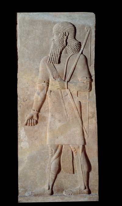 美術 メソポタミア（アッシリア）。アッシリア王サルゴン2世（紀元前721年～705年）の宮廷の武器を持った戦士。パリ、ルーヴル美術館（Musee Du Louvre 作： Assyrian