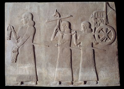 美術 メソポタミア（アッシリア）：アッシリア王サルゴン2世（紀元前721年～705年）の宮殿の中庭 召使がシチュールと王の戦車を運ぶ。パリ、ルーヴル美術館（Musee Du Louvre 作： Assyrian