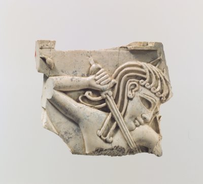 七宝焼の楯と剣を持った人物、紀元前9〜8世紀頃（象牙） 作： Assyrian