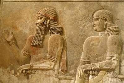 サルゴン2世と衛兵の詳細、ホルサバードのサルゴン王の宮殿のレリーフ、紀元前716年から713年頃 作： Assyrian