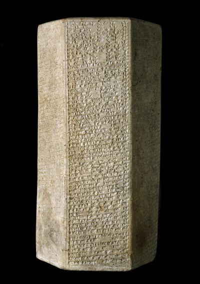 アッシリアのエサルハドン王の年代記、紀元前676年頃（粘土）が刻まれた六角柱 作： Assyrian