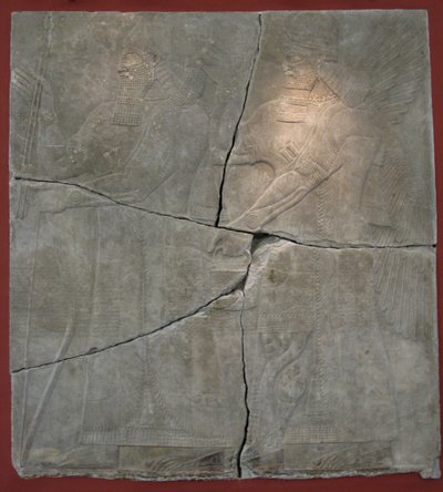 Ashurnasirpal II王と彼の神。紀元前9世紀、ニムルトのカルフにあるアシュルナシルパル2世の宮殿からの救済 作： Assyrian