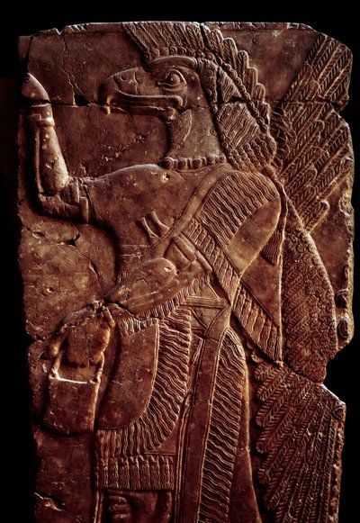 東洋の古代美術：アッシリアの王サルゴン2世またはシャールーキンの宮殿からドゥル・シャールーキン（現在のホルサバード（クンサバード）（メソポタミア）、イラク）に運ばれた、人間の体と鷲の頭を持つ精霊の保護翼を表すアルバスター・レリーフの詳細。 作： Assyrian