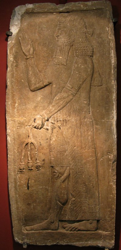 ポメルグラネートの木の枝を持つ司祭。アッシリア王サルゴン2世の宮殿からのレリーフの詳細、紀元前722〜705年 作： Assyrian