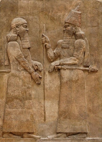 サルゴン2世と高官、ホルサバードのサルゴン王の宮殿のレリーフ、前716〜713年頃 作： Assyrian