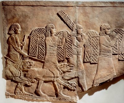 アシュルバニパルが狩りをしている場面、ニネベの王宮より、前645年頃（石製バスレリーフ 作： Assyrian