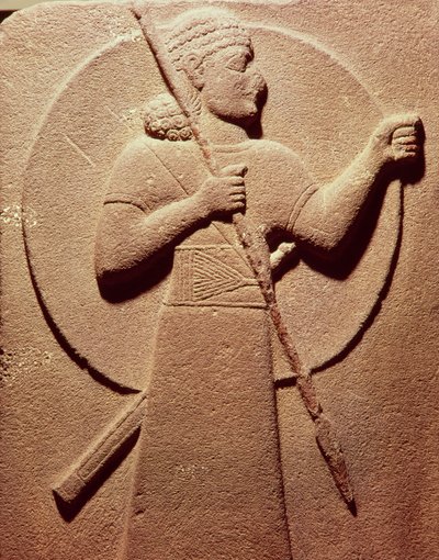 紀元前11〜9世紀のカルケミッシュ出身のヒッタイトの戦士を描いたレリーフ 作： Assyrian School