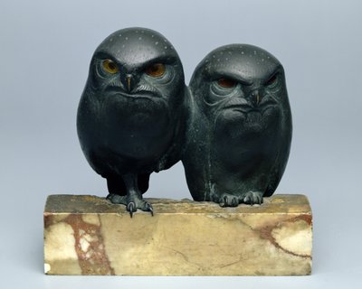 2匹のフクロウ、1903年から2004年（ブロンズとオニキス） 作： August Gaul