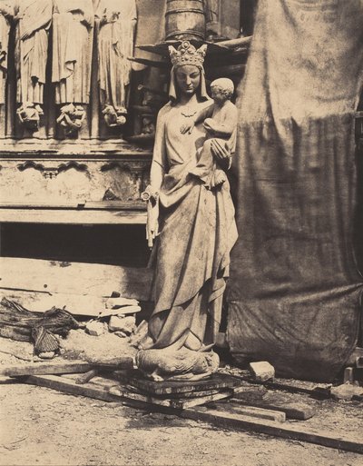 聖母子像、ジョフロワ＝ドゥショーム彫刻、ノートルダム大聖堂、パリ、1854年頃（写真） 作： オーギュストメストラル