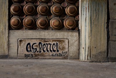 住宅のファサード、サイン入りディテール 作： Auguste Perret