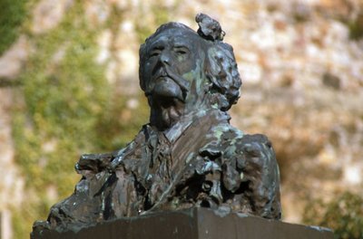 ジュール・バルベイ・ドーレヴィイ（1808-1889）によるブロンズ像 1909年 作： Auguste Rodin