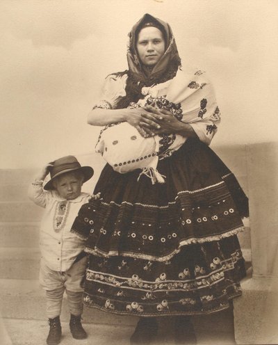 スロバキアの女性と子供、1910年頃 作： Augustus F. Sherman