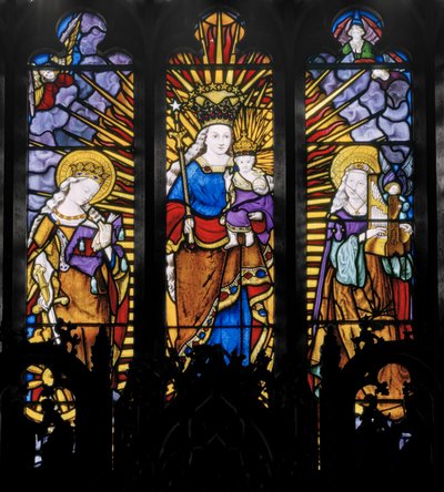 後陣の中央窓、聖人と聖母子、1837年（ステンドグラス） 作： Augustus Welby Northmore Pugin
