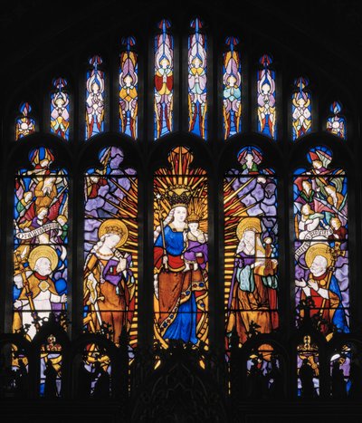 後陣の中央窓、聖母マリアと聖母子、1837年（ステンドグラス） 作： Augustus Welby Northmore Pugin