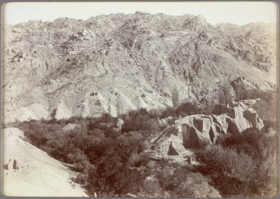 中国ハミのアラタムにある王の果樹園の台無しにされた仏教寺院のある尾根 作： Aurel Stein
