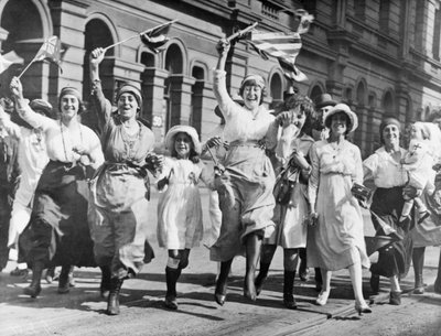 1918年11月11日、休戦の署名でシドニーの街で歓喜する女性と子供たちのグループ 作： Australian Photographer