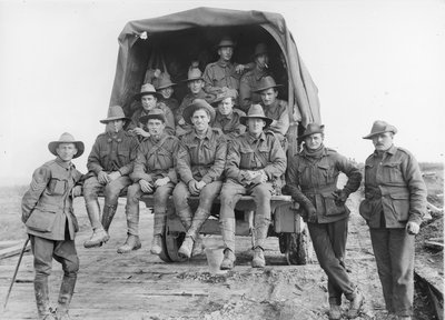ヒンデンブルク線防衛のための戦いに従事している第5オーストラリア師団砲兵の砲台に加わるために、道路に沿って進んでいる大量のオーストラリア砲兵の増援、 作： Australian Photographer
