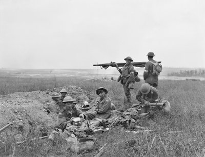1918年7月4日、歩兵が通過した後の、アメリカとオーストラリアの担架が最前線で一緒に働いている様子を示す、ハメルの戦いのシーン 作： Australian Photographer