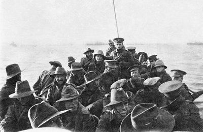 1915年4月25日、着陸の日の午前6時にアンザックコーブに向けて曳航されている、オーストラリア第1師団信号会社の身元不明の男性を運ぶ救命ボートの後方を見る図（bw phot 作： Australian Photographer