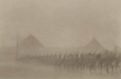 オーストラリアでは、1915年にカムシーンとしてエジプトで知られている砂嵐の中を行進している歩兵 作： Australian Photographer