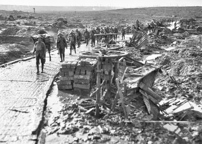 1917年10月28日、ウェストフックリッジのイープルセクターにある馬鹿コーナーに続くトラックを通過するオーストラリア軍 作： Australian Photographer