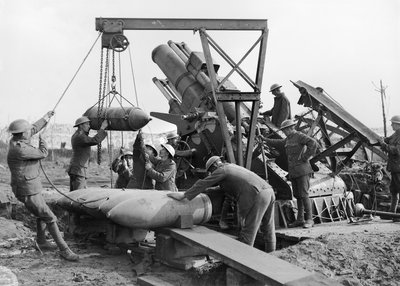 1917年10月5日、イーペルセクターのメニンロードの近くにある15インチ榴弾砲（重砲）を装填した2隻の銃、王立海軍砲兵、グラニー 作： Australian Photographer