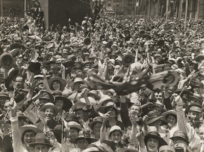 1918年11月11日、休戦調印のニュースを祝ってシドニー、マーティンプレイスの群衆 作： Australian Photographer